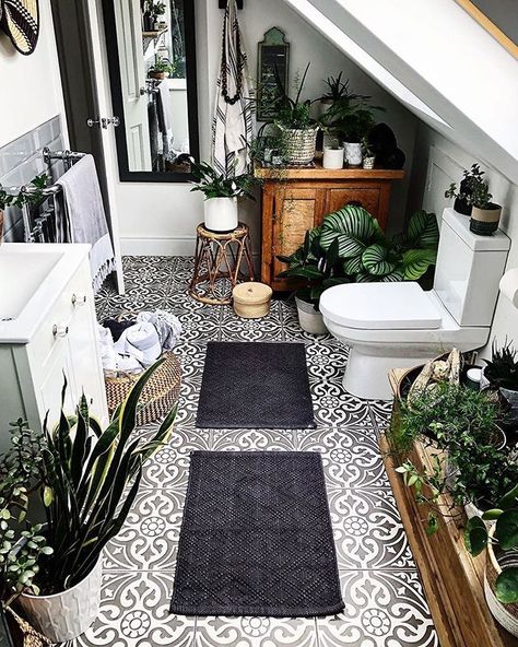 Bathroom goals  so much room for Sunday fundays!  #plantssparkjoy  via @theresagromski Bohemian Home Decor Ideas, Home Decor Ideas Bohemian, Bohemian Home Decor, Bathroom Goals, Small Apartment Decorating, Boho Bathroom, Chic Home Decor, Stylish Home Decor, Bohemian Home