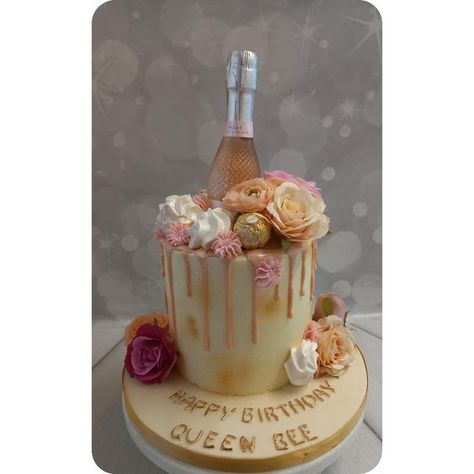 Cake With Bottle, Cake With Artificial Flowers, Prosecco Cake, Gold Drip Cake, Prosecco Bottle, Meringue Kisses, Gold Drip, Cakes For Women, Drip Cake