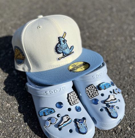 Crocs Jibbitz Ideas Beach, Crocs Gibbets Ideas, Blue Crocs Aesthetic, Blue Crocs With Charms, Blue Crocs With Jibbitz, Blue Crocs Outfit, Croc Designs, Croc Jibbitz Ideas, Croc Outfits