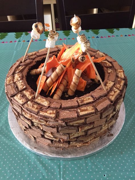 Campfire cake, Firepit cake, Camping cake, roasting marshmallows, Glamping cake. The sides are sliced candy bars, the fire is colored white chocolate. Camp Fire Birthday Cake Ideas, Campfire Cake Decoration, Campfire Birthday Cake Ideas, Fire Pit Cake, Glamping Cake Ideas, Camping Birthday Cake Ideas, Campfire Cakes, Glamping Cake, Camping Birthday Cake