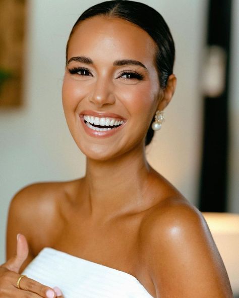 Bride Made Makeup, Bride Hair Makeup, Wedding Makeup Bronze Dewy Skin, Natural Makeup For White Dress, Bronze Bride Makeup, Olivia Culpo Wedding Makeup, Glowing Wedding Makeup Brides, Bridemaids Makeup Simple Brown Eyes, Clean Makeup Look Wedding