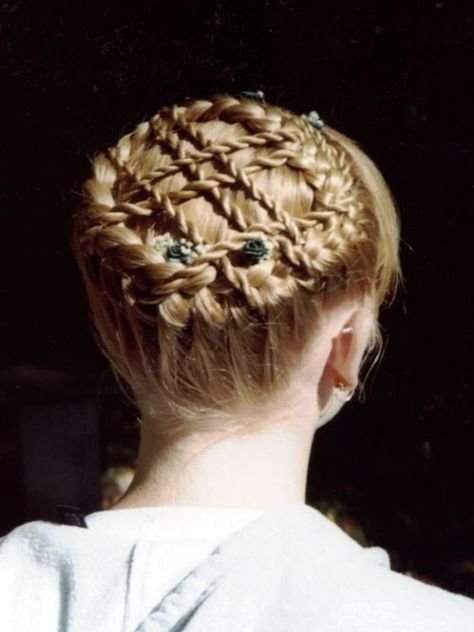 impossible lol Lattice Braid Hairstyles, Coffee Hair Dye, Crown Braids, Vintage Hairstyles Tutorial, Lace Crown, Medieval Hairstyles, Guest Hair, Romantic Hairstyles, Fantasy Hair