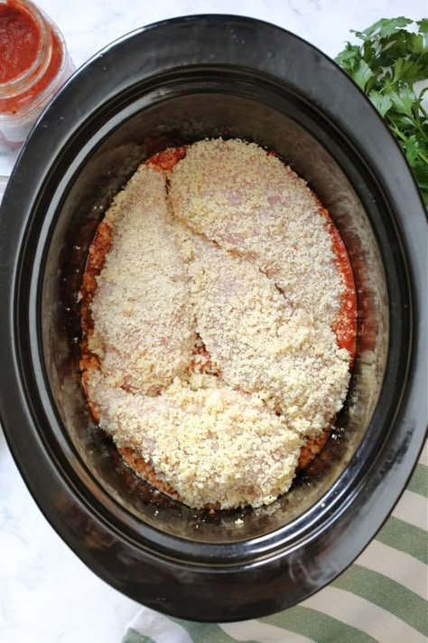 Chicken And Marinara Recipes Crock Pot, Crock Pot Chicken Parmesan Pasta, Crock Pot Parmesan Chicken, Crock Pot Chicken Parm, Chicken Parmesan In Crockpot, Crock Pot Butter Chicken, Crock Pot Chicken Parmesan, Camper Meals, Slow Cooker Chicken Parmesan