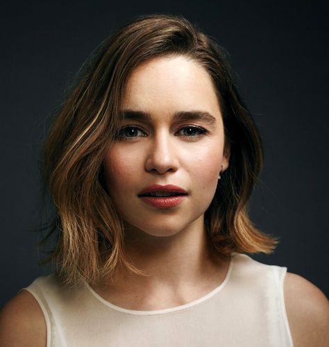 Emilia Clarke Guys Bathroom, Curvy Maternity, Emilie Clarke, Confident Girl, Game Girl, Curvy Pants, Squad Game, Boxing Girl, Mylar Balloons