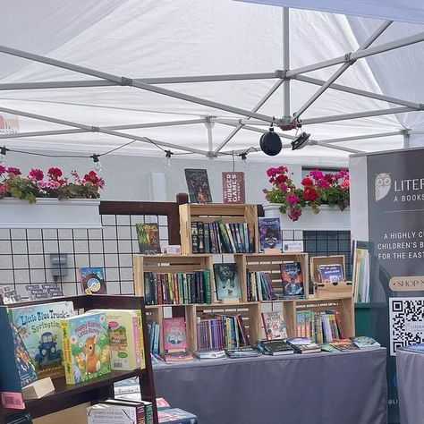 Literally, A Bookshop on Instagram: "Back👏To👏Back👏Bookstores We got the world’s fastest book restock and are now at The Copper House until 8 pm! Bonus: we’re directly across from @casita_coffee , so snag coffee AND books for the perfect Saturday night! #popupbookshop #eastvalleybookshop #downtownchandler" Book Store Pop Up, Bookstore Table Display, Bookstore Pop Up Booth, Book Display For Craft Show, Pop Up Shop Book Display Ideas, Pop Up Bookshop, Pop Up Book Store, Book Booth Display Ideas, Book Sale Display Ideas