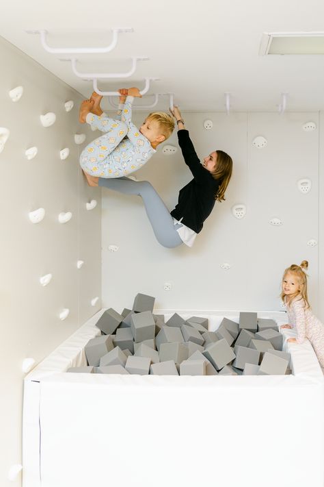 Monkey Bars In Bedroom Diy, Interactive Playroom Ideas, Monkey Bars In Playroom, Bedroom Monkey Bars, Gymnastic Playroom, Playroom Gym Ideas, Diy Indoor Kids Gym, Monkey Bars In Bedroom, Foam Pit Playroom