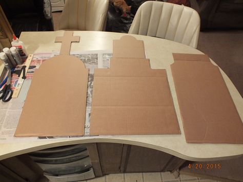 Tombstone templates cut out of cardboard. Cardboard Headstones Diy, Cardboard Gravestones Diy, Cardboard Gravestone, Cardboard Halloween Decorations Diy, Gravestones Halloween, Dnd Halloween, Haunted Hallway, Haunted Museum, Tombstone Diy