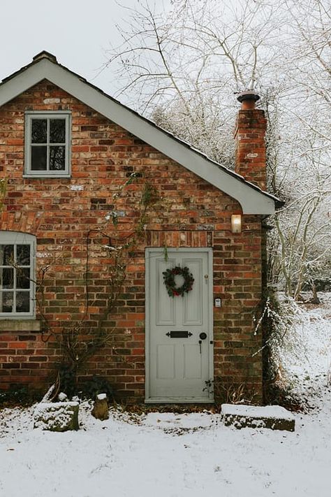 UK Travel // A cottage in Cheshire - NAT AUBRY PHOTOGRAPHY Rustic Airbnb, Uk Core, Airbnb Cottage, 1800s Farmhouse, Snowy Cottage, Winter House Exterior, Cottage Shabby Chic, Beautiful Cottages, Cottage Interiors