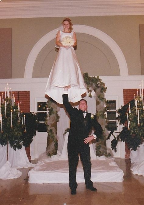 30+ Wedding Photos Showing Another Side of This Event Unusual Wedding Photos, Cheerleading Camp, Tacky Wedding, Awkward Wedding Photos, Le Catch, Disco Style, Unusual Wedding, Awkward Family Photos, Unusual Weddings