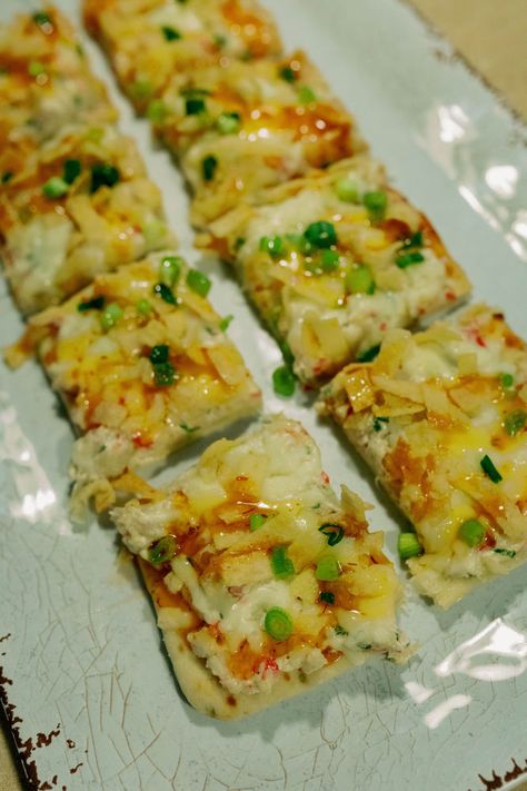 Seafood Flatbread, Crab Rangoon Flatbread, Crab Flatbread Recipes, Crab Rangoon Pizza Recipe, Crab Rangoon Pizza, Rangoon Recipe, Seafood Pizza, Pizza Oven Recipes, Pizza Appetizers