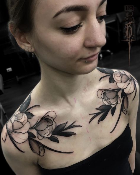 Neotrad Flower Tattoo, Shoulder Tattoos Stencil, Gardina Flowers Tattoo, Plant Shoulder Tattoo, Shoulder Flower Tattoos For Women, Shoulder Tattoo Flower, Neo Traditional Chest Tattoo, Tattoo Clavicle, Shoulder Flower Tattoo