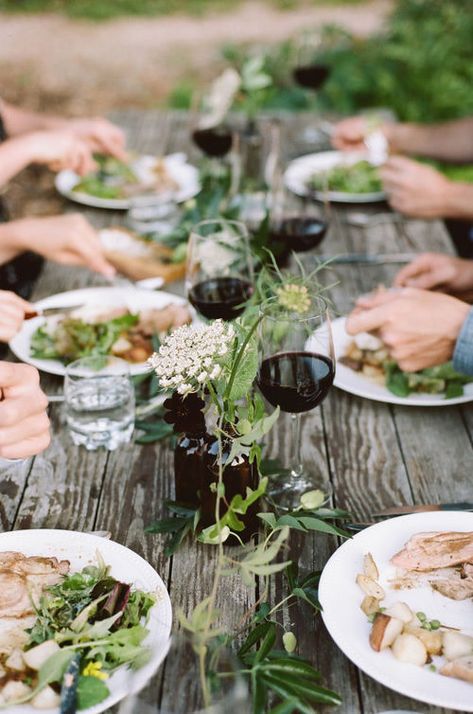 how to set a table for ANY summer fête Table D Hote, Summer Party Themes, Dining Inspiration, Dinner Party Summer, Beautiful Farm, Outdoor Dinner, Farm To Table, Dinner With Friends, Summer Dinner