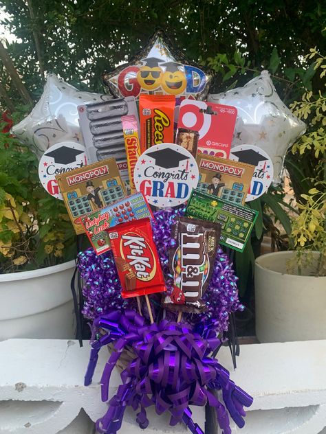 Graduation Bucket Gifts, Boys Graduation Gift Ideas High Schools, Graduation Present Ideas For Boyfriend, Cute Graduation Gifts For Boyfriend, Graduation Gifts For High School Boys, Kid Graduation Gift Ideas, Graduation Gift Bouquet Ideas, Diy Graduation Gifts For Boys, Grad Gift For Boyfriend