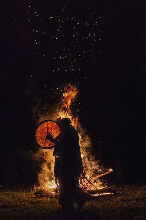 Shaman Woman, American Day, Shamanic Healing, Medicine Woman, Beltane, Witch Aesthetic, Wild Woman, Native American Culture, Spiritual Art