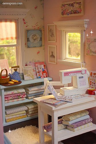 MUY ROMÁNTICO OTRA VISTA Bedroom Miniature, Miniature Sewing, Sewing Room Inspiration, Miniature Diorama, Sewing Room Storage, Sewing Spaces, Sewing Room Design, Sewing Room Decor, Dream Craft Room