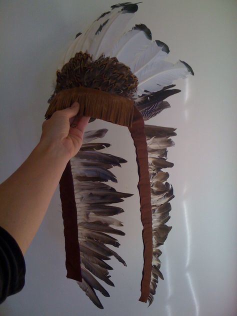 "Native American Head dress" Maybe instead of making crafts like this, you could take the same amount of time to teach your children about the truth about an actual tribe. Or learn it yourself. Indian Diy Crafts, Diy Indian Headdress, Head Dress Diy, Native American Head Dress, Native American Halloween Costume, Native American Masks, Chiefs Headdress, Wild West Party, Native American Headdress