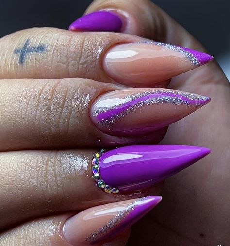 Purple Nails Stiletto, Purple Stiletto Nails, Acrylic Nail Designs Classy, Fancy Nail Art, Glitter Accent Nails, Purple Nail Art, Nail Salon Design, Fancy Nails Designs, Beauty Nails Design