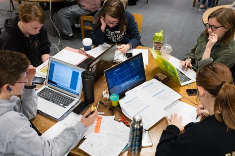 Finals Season Aesthetic, Group Study Aesthetic, Group Study With Friends, Study Group Aesthetic, Friends Studying Together, Friends Studying, Finals Season, College Core, Library Date