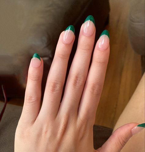 Emerald green almond shaped nails Holiday Green French Tip Nails, Green Tips Nails Almond, Formal Nails Emerald Green, Emerald Almond Nails Design, Emerald Green Nails Short Almond, Almond Shape Green French Tip, French Nails Forest Green, Almond Shaped Green French Tip Nails, Green Tip Dip Nails