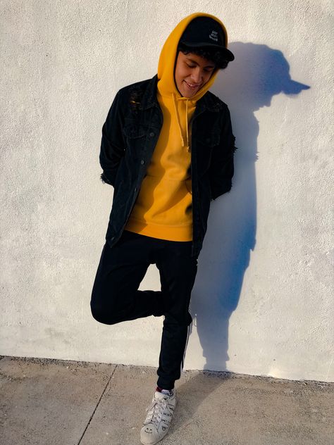 Yellow Hoodie Outfit Men, Yellow Hoodie Outfit, Adidas Super Star, Guy Outfit, Hoodie Outfit Men, Black Outfit Men, Hoodie Adidas, Adidas Super, White Shoes Men