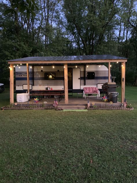 Travel Trailer Covered Porch, Camper Front Yard Ideas, Porch Ideas For Campers, Campers With Porches, Caravan Patio Ideas, Front Of Camper Landscaping, Rv Living On Property, Covered Rv Deck, Travel Trailer Patio Ideas