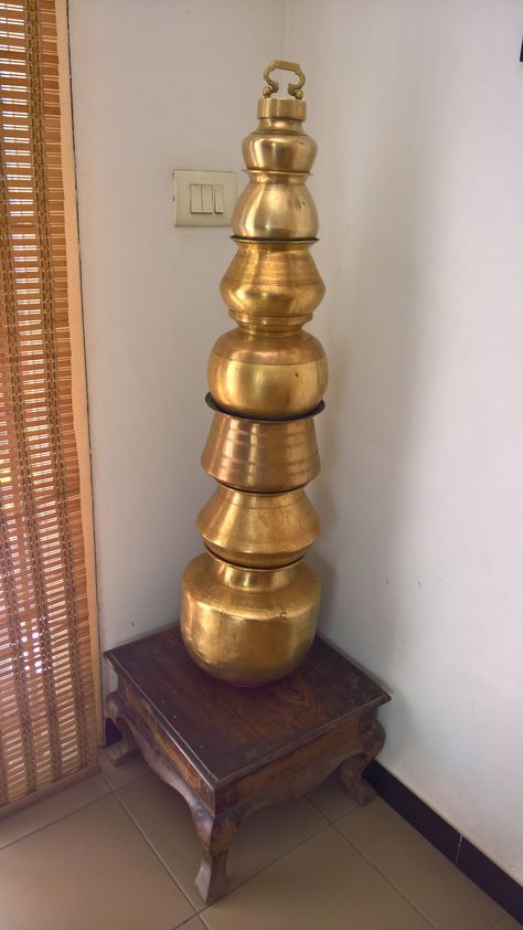 Brass Vessels Decor, Brass Pots Decor, Brass Kitchenware, Antique Vessels, Small House Design Kerala, Brass Utensils, Classic House Interior Design, Indian Inspired Decor, Silver Home Accessories