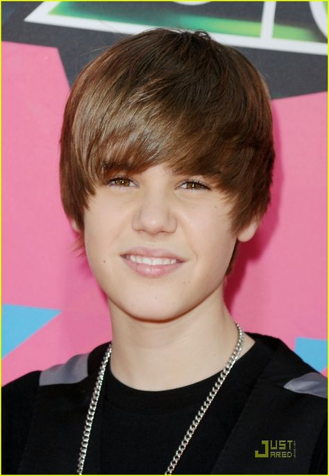 Oh that hairstyle! Justin Drew Bieber, the Canadian pop musician was discovered in 2008 by American talent manager Scooter Braun. Mr Bean Photoshop, Photoshop Memes, Photoshop Funny, Mr Bean Funny, Justin Bieber Funny, Funny Faces Pictures, Funny Wedding Pictures, Funny Photoshop, Lol Memes