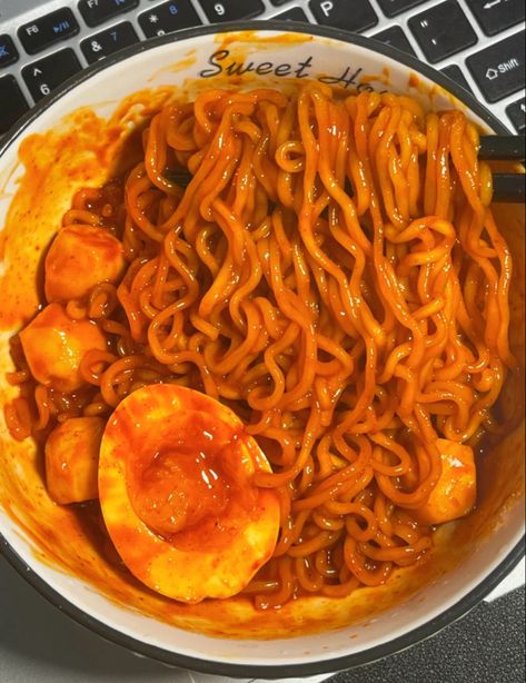 *･゜ﾟ･*:.｡..｡.:*･❤︎︎ Chilli Garlic Noodles, Garlic Noodles, Healthy Food Dishes, Food Babe, Food Therapy, Yummy Comfort Food, Food Drinks Dessert, Delicious Snacks Recipes, Snap Food