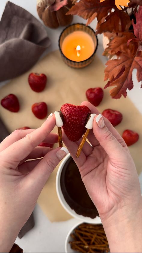 Strawberry Chocolate Turkeys - Domestically Blissful Strawberry Turkey Chocolate, Thanksgiving Chocolate Strawberries, Chocolate Turkeys, Dessert For Thanksgiving, Domestically Blissful, Thanksgiving Chocolates, Chocolate Turkey, Vegetarian Recipes Dessert, Friendsgiving Food