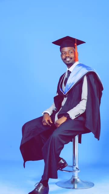 View this Snap from Xabi Urbain on Snapchat! Black Men Graduation Pictures, Men Graduation Pictures, Male Graduation, Grad Poses, College Graduation Photoshoot, Graduation Look, Shot List, Graduation Photoshoot, Studio Photoshoot