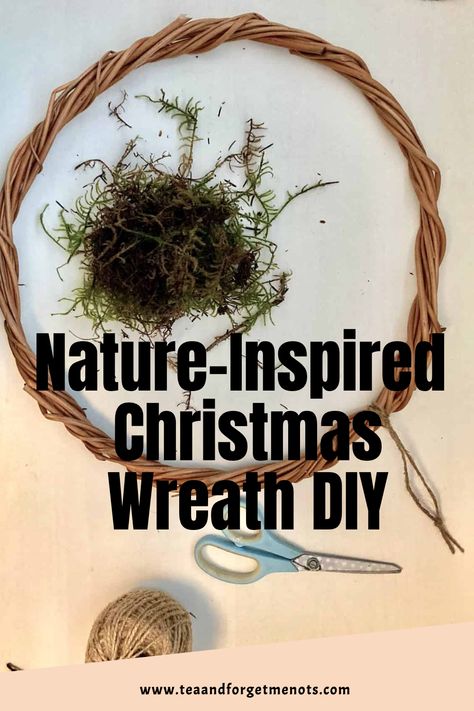 Nature-Inspired Christmas Wreath DIY Diy Foraged Wreath, Minimalist Christmas Wreath, Homemade Christmas Wreaths, Grapevine Christmas, Christmas Wreath Diy, Willow Wreath, Wall Christmas Tree, Homemade Wreaths, Traditional Holiday Decor