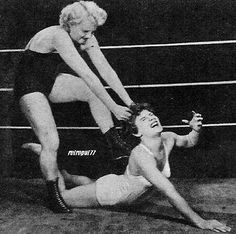 women wrestler vintage - Google Search Catfight Wrestling, Moving To Georgia, Women Wrestling, 1940s Woman, Weird Vintage, 70s Women, Wrestling Divas, Hair Pulling, To The Bone