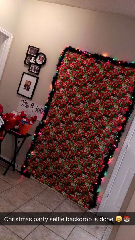 Friendsmas Christmas Party Ideas, Friendsmas Party Ideas Kids, Ugly Sweater Party Photo Backdrop, Wrapping Paper Backdrop Christmas, Tacky Christmas Party Decorations, Friend Christmas Party Games, Friendsgivingmas Party Ideas, Christmas Kickback Ideas, Pajamas Christmas Party Ideas