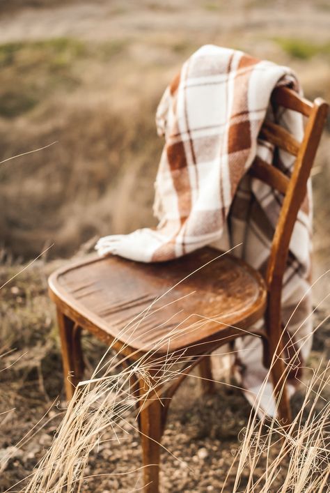 Daycare Photoshoot Ideas Fall, Chair Prop Photography, Thanksgiving Mini Photo Session, Diy Photography Props Cheap, Fall Photoshoot Ideas Mini Sessions, Simple Fall Photoshoot Ideas, Fall Mini Sessions Set Up Outdoor, Tailgate Photos, Fall Photoshoot Setup Ideas