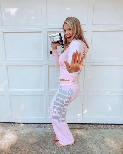 mean girls cool mom halloween costume Regina George Mom, Old Camcorder, Amy Pohler, Mean Girls Mom, Mom Halloween Costume, Mean Girls Halloween Costumes, Mean Girls Costume, Mom Costume, Pink Halloween Costumes