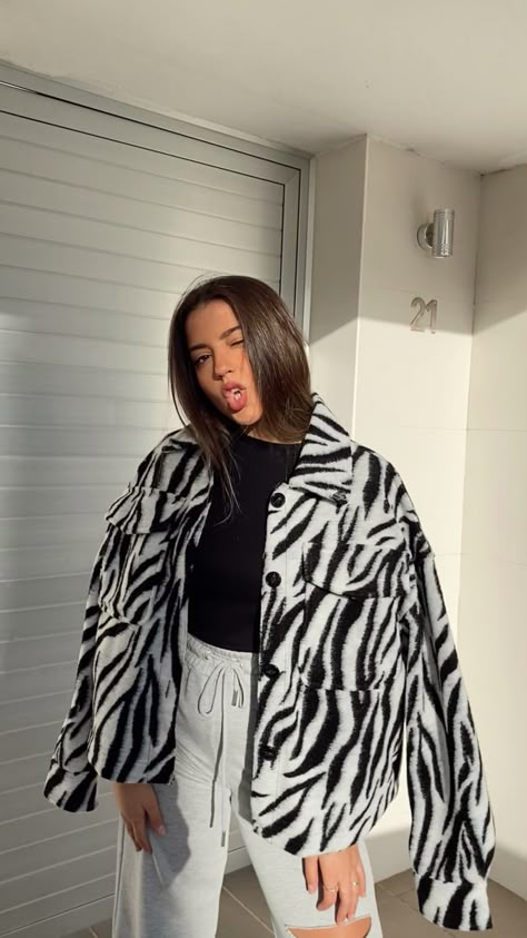 Zebra Shirt Outfit, Zebra Outfit, Zebra Shirt, Street Style Fall Outfits, Minimalist Fashion Women, Sophisticated Outfits, Causual Outfits, Basic Outfits, Classic Outfits