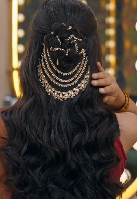 Hair Ornaments For Braids, Lengha Hairstyles, Mum Hairstyle, Cocktail Hairstyles, Heair Style, Frozen Jewelry, Reception Hairstyles, Hair Style On Saree, Saree Hairstyles