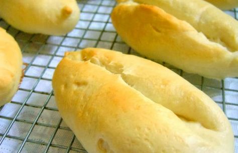 How to make Portuguese buns (papo secos). Portuguese Buns, Portuguese Meals, Portuguese Rolls, Portuguese Bread, Croissant Recipe, Portuguese Food, Swirled Bread, Hot Dog Recipes, Bread Ingredients