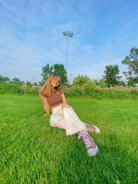 Grass Photography Poses, Poses On Grass Instagram, Garden Pic Poses, In The Grass Photoshoot, Grass Poses Picture Ideas, Garden Posing Ideas, Grass Picture Ideas Instagram, Photo Poses In Park, Fit Check Poses Selfie