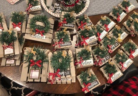 Small Pallet Christmas Ideas, Dollar Tree Tray Christmas Crafts, Mini Pallet Christmas Crafts, Mini Pallet Crafts Dollar Tree, Mini Wooden Pallet Crafts, Mini Crate Christmas Ideas, Dollar Tree Pallet Crafts Christmas, Mini Wood Pallet Crafts, Mini Pallet Ideas Diy Projects