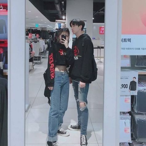 Couple Aesthetic Outfits, Ripped Jeans Style, Mode Ulzzang, Cute Couple Outfits, K Fashion, Ulzzang Couple, Matching Couple Outfits, Korean Couple, Fashion Couple