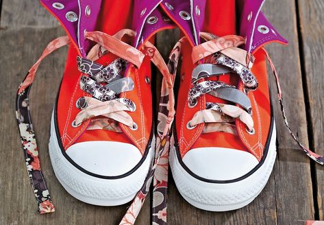 How to make shoelaces from fabric scraps Free Baby Quilt Patterns, Velcro Wallet, Patchwork Tutorial, Crochet Coin Purse, Raw Fabric, Quilt Magazine, Envelope Clutch Bag, Cat Cross Stitch Pattern, Scrap Fabric