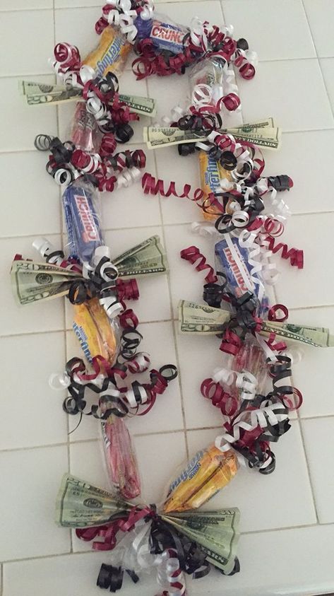 Graduation Necklace Candy, Graduation Candy Lei, Money Lei Diy, Graduation Leis Diy Ribbons, Graduation Leis Diy, Graduation Money Lei, Candy Lei, Graduation Money Gifts, Diy Graduation Gifts