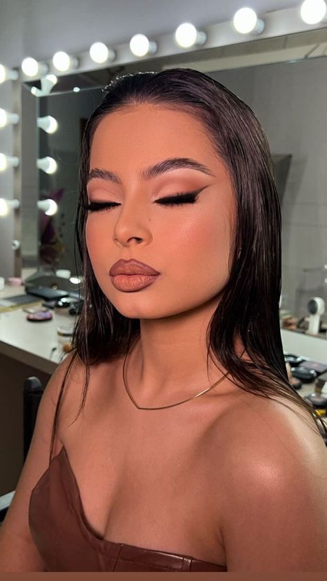 Glam Makeup For Photoshoot, Soft Makeup Look With Eyeliner, Formal Gala Makeup, Eyeshadow Makeup Brown Eyes, Black Simple Makeup Looks, Black Prom Looks Makeup, Makeup Looks For A Red Dress Classy, Wedding Makeup For Guest, Make Up Look For Prom