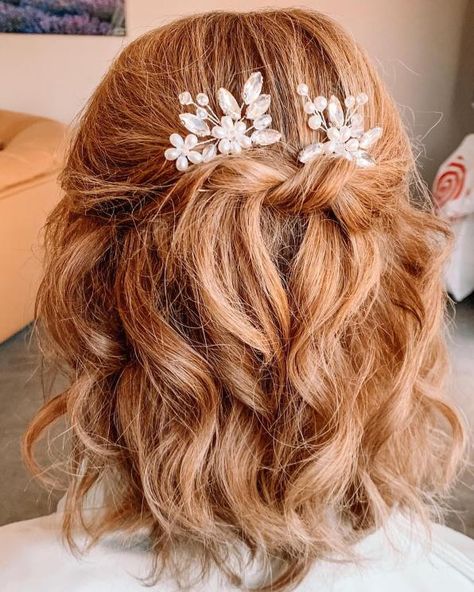 Half-Up Half-Down Wavy Bob Mother Of The Bride Hairstyles, Mother Of The Groom Hairstyles, Hairstyles For 2023, Bride Updo, Bridal Hairdo, Mother Of The Bride Hair, Hair Adviser, Hairdo Wedding, Mom Hairstyles