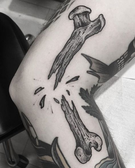 Horror Tattoos, Bone Tattoos, Sick Tattoo, Geniale Tattoos, Tiny Tattoo, Knee Tattoo, Aesthetic Tattoo, Time Tattoos, Dream Tattoos