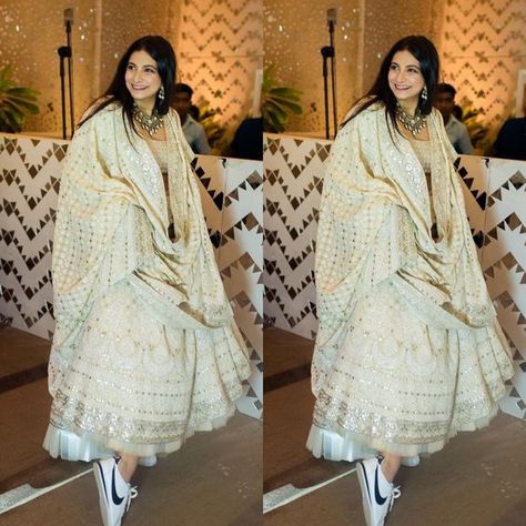 Rhea Kapoor in lehenga & slaying with white sneakers !! #bollywood #indian #celebritywedding #lehenga #sonamkishaadi #white #indianwear #designer Indian Wedding Dress For Sister, Wedding Dresses For Brides Sister, Indian Wedding Outfits Sisters, Groom Indian Wedding Outfits, Sonam Kapoor Wedding, Best Bridal Shoes, Brides Sister, Rhea Kapoor, Lucknowi Chikankari