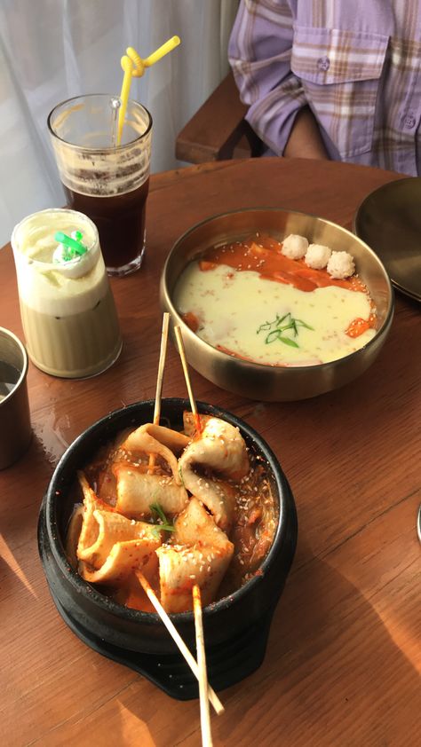 Korean food with kimchmi fishcakes and rosè tteokbokki Rose Tteokbokki Aesthetic, Food Aesthetics, Korean Food, Noodles, Restaurant, Quick Saves