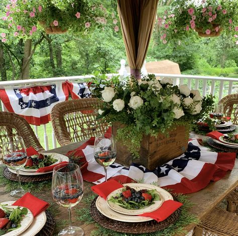 White And Blue Tablescape, Red Linen Napkins, Outdoor Dining Ideas, Blue Tablescape, Patriotic Table Decor, Patriotic Tablescapes, Blue Table Settings, Dining Outdoor, Dinner Setting