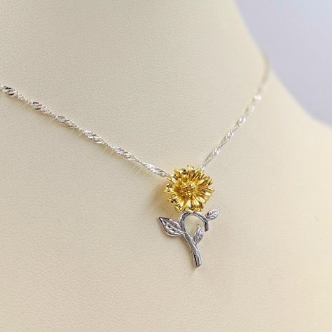 Gold Necklace Sun, Sunflower Design Flower Pendant Jewelry Gift, Silver Sunflower Design Necklace For Gift, Sundlower Necklace, Yellow Sunflower Design Flower Pendant Necklace, Dr Script, Sunflower Necklace Silver, Quince Decor, Bling Things